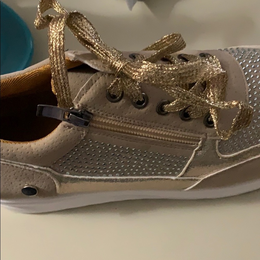Tennis shoes